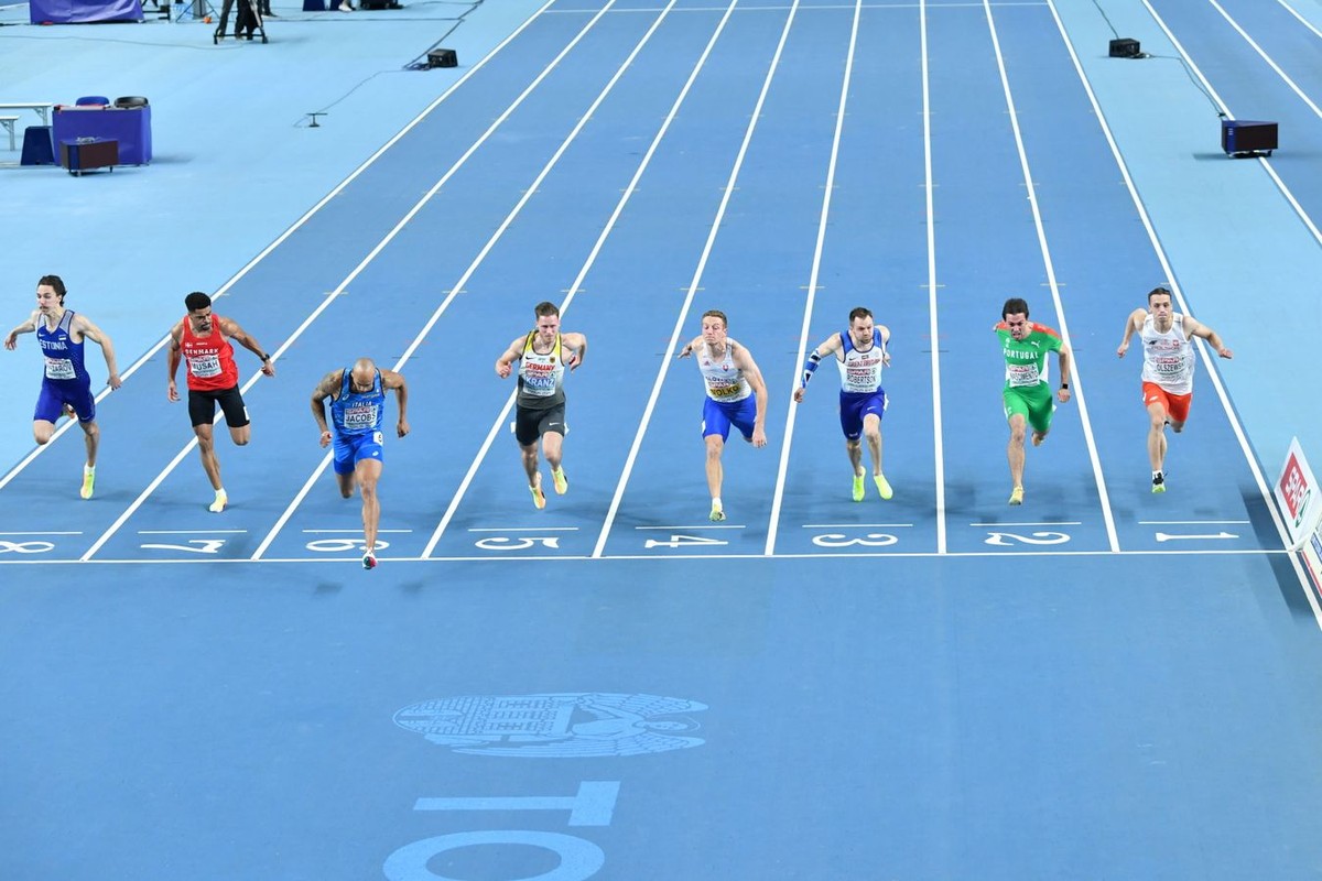 Finisz półfinałowego biegu na 60 m podczas lekkoatletycznych halowych mistrzostw Europy w Toruniu, PAP/Adam Warżawa