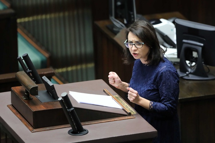 <strong>23. Kamila Gasiuk-Pihowicz</strong>
<br></br>
posłanka
<br></br>
Tam, gdzie jest mowa o sądach, nie może jej zabraknąć. Kamila Gasiuk-Pihowicz kolejny rok z rzędu udowadnia, że sprawy wymiaru sprawiedliwości to zdecydowanie jej konik. Jednak to nie z powodu potyczek słownych, jakie niezmordowanie toczy na komisjach sejmowych tudzież w studiach telewizyjnych, znalazła się w tym zestawieniu. Jej największą zasługą w 2019 roku z całą pewnością było skierowanie do Naczelnego Sądu Administracyjnego skargi, na skutek której sąd ten stwierdził, że listy poparcia udzielonego sędziom startującym w konkursie do nowej Krajowej Rady Sądownictwa powinny ujrzeć światło dzienne. Oczywiście rządzący zrobili wszystko, co w ich mocy, aby mimo tego wyroku społeczeństwo nie zapoznało się z nazwiskami figurującymi na tych dokumentach. Mimo to orzeczenie NSA było jasnym sygnałem, że sprawujący władzę muszą być poddawani skutecznej kontroli społecznej. A ta jest przecież niemożliwa, gdy społeczeństwo nie ma pełnej wiedzy o tym, co się dzieje w państwie. Tymczasem bez takiej kontroli trudno mówić  w pełni demokratycznym państwie. 
<br></br>
MK