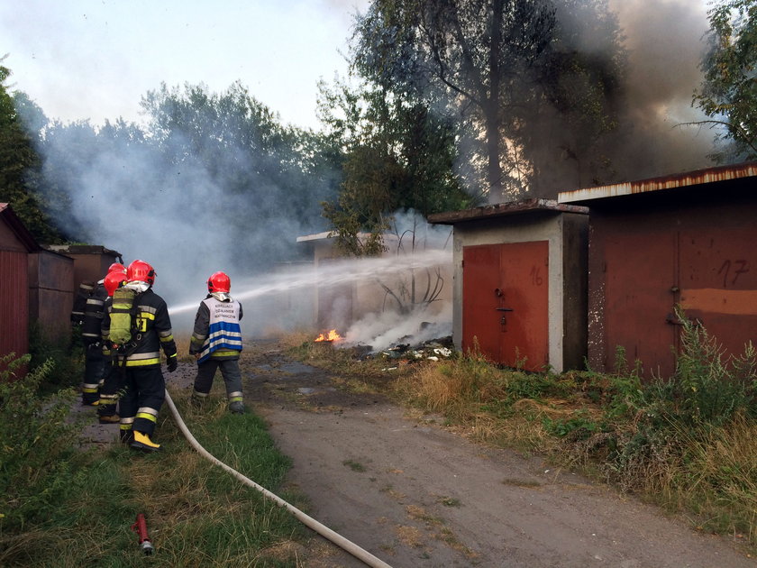 Katowice. Pożar śmieci na osiedlu Tysiąclecia 