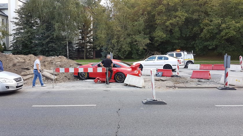 Ktoś porzucił sportowe porsche warte około pół miliona złotych!