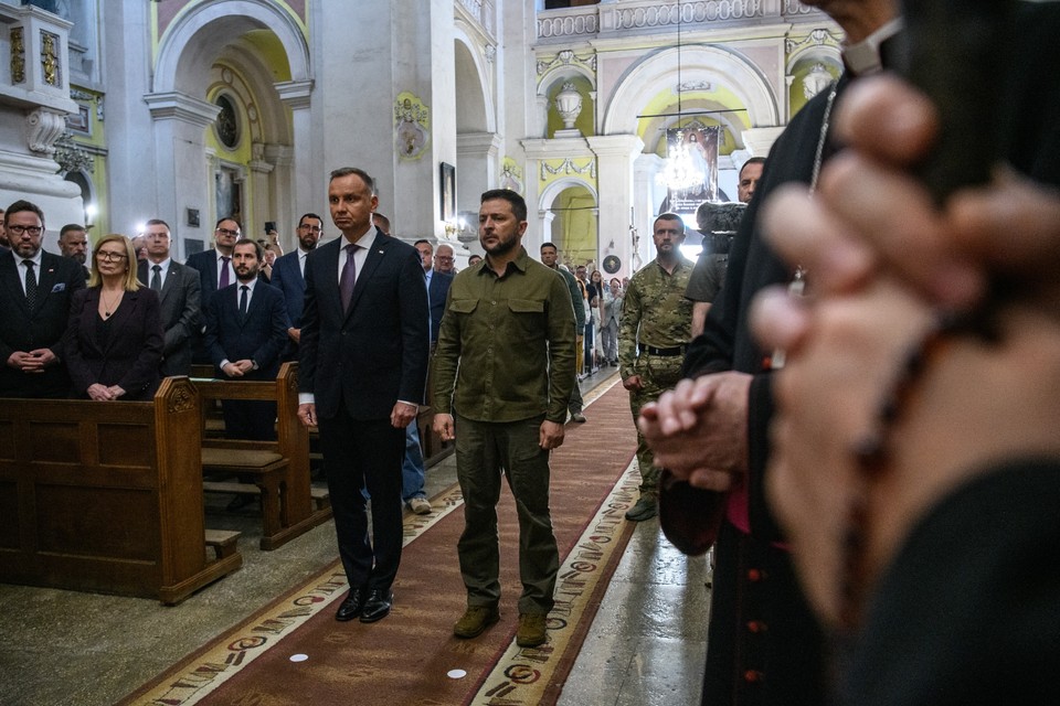 Andrzej Duda i Wołodymyr Zełenski w katedrze św. Apostołów Piotra i Pawła w Łucku