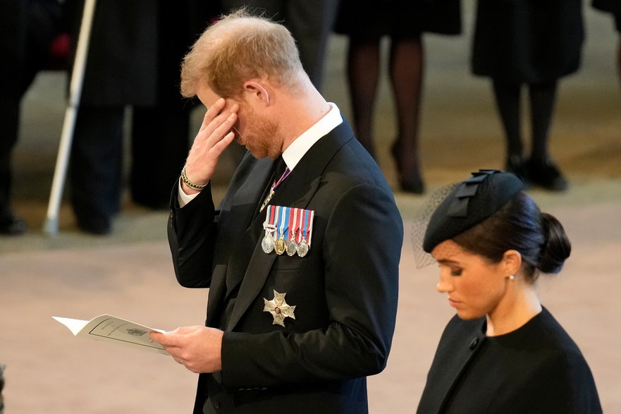 Wzruszony książę Harry i księżna Meghan po procesji na miejsce spoczynku królowej Elżbiety II, 14 września 2022 r.
