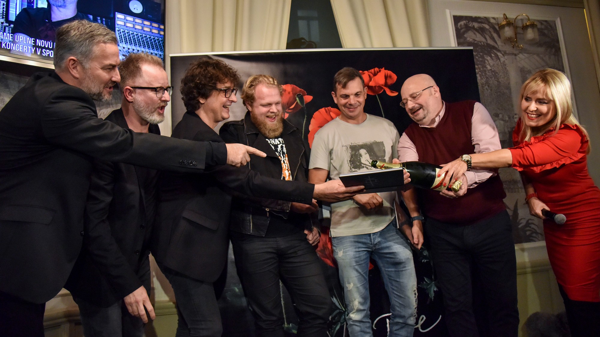 Na snímke členovia skupiny Hex zľava Martin Žúži (Fefe), Tomáš Dohňaský (Yxo), Tibor Szabados (Tybyke), Štefan Chrappa (Pišta Vandal), herec Dano Dangl, textár Martin Sarvaš a Nora Krchňáková počas krstu albumu skupiny Hex s názvom Tebe v roku 2017 v Bratislave.