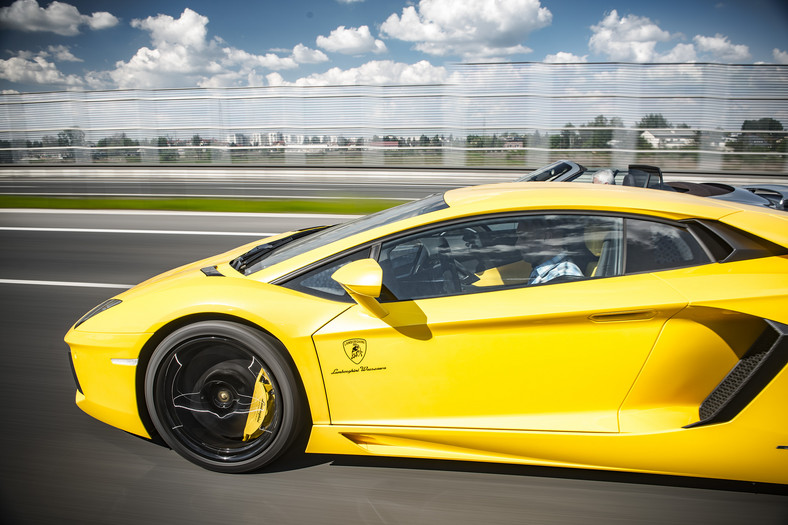 Lamborghini Aventador Coupe vs. Porsche 911 Tubo Cabrio