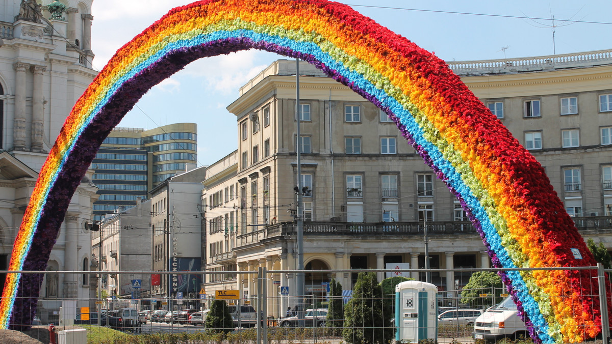 W nocy straż miejska zatrzymała dwóch pijanych mężczyn, którzy kręcili się koło tęczy, jeden z nich próbował podpalić instalację - podaje tvnwarszawa.tvn24.pl.