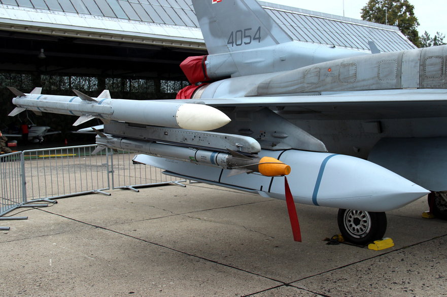 Polski F-16C uzbrojony w trzy typy pocisków produkcji amerykańskiej. Od góry: AIM-120C, AIM-9X oraz JASSM