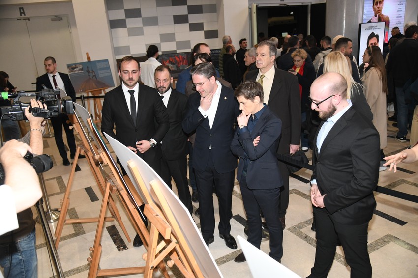 Ana Brnabić i Nikola Selaković na premijeri  Žetve
