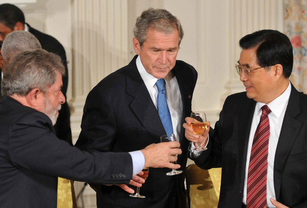 Prezydent USA George W. Bush (w środku) wymienia się toastami z prezydentem Brazylii, Luiz Inacio Lula da Silvą (z lewej) i prezydentem Chin, Hu Jintao (z prawej), podczas roboczego obiadu na szczycie G20 w Waszyngtonie. Fot. Bloombedrg