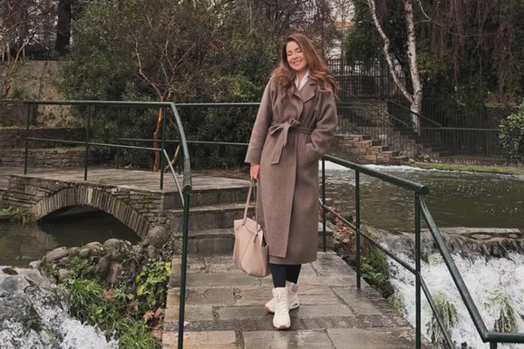 "ĆAO, JA SAM DEJANA I VIŠE NE ZNAM KAKO SE PREZIVAM" Pevačica se razvela, nestala sa estrade i promenila profesiju: Ovako danas izgleda