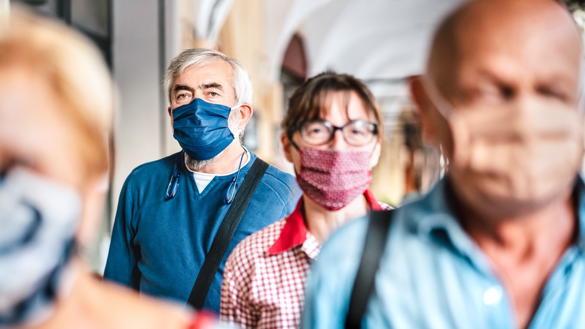 Wyniki badań wskazują, że kobiety wypadają lepiej niż mężczyźni w noszeniu masek i przestrzeganiu środków ostrożności związanych z koronawirusem. Częściej też słuchają ostrzeżeń ekspertów w dziedzinie zdrowia, a także odczuwają niepokój związany z trwającą pandemią.