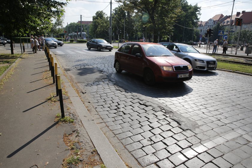 Zapadnięta kostka na Powstańców Śląskich