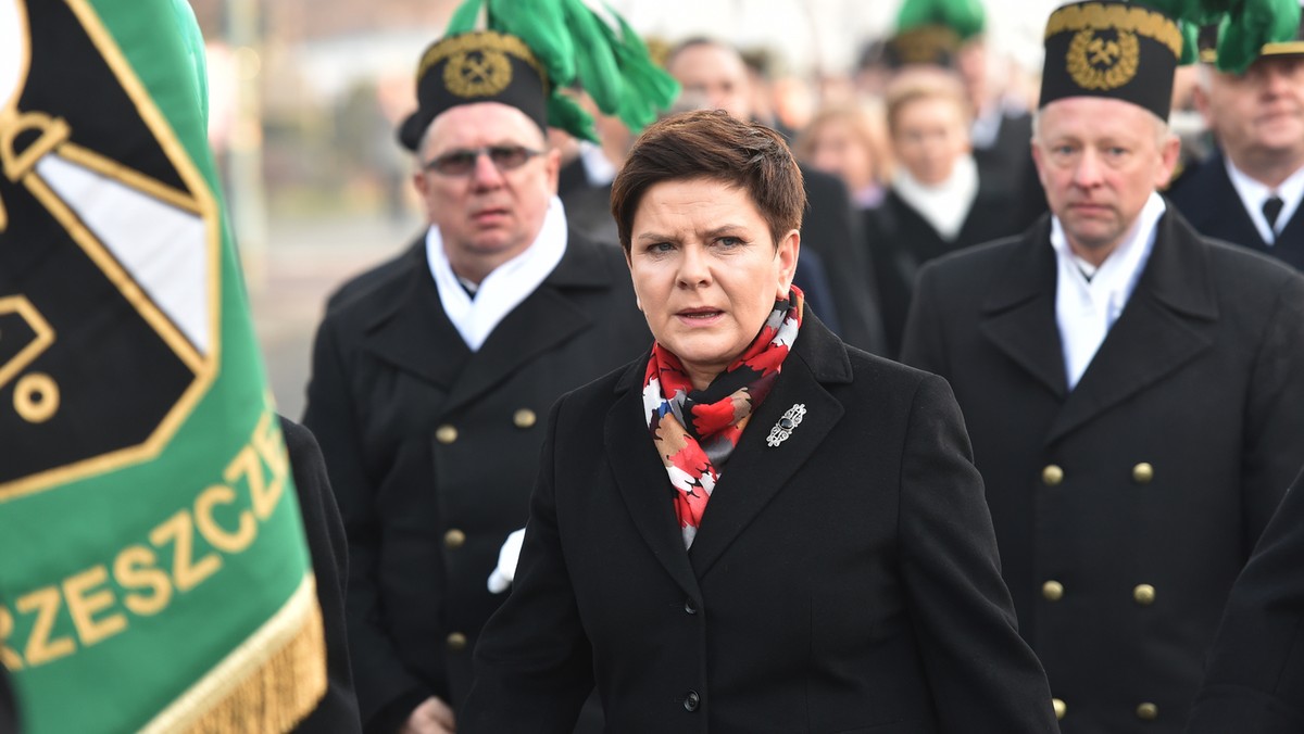 Premier Beata Szydło dziś rano uczestniczyła w uroczystościach barbórkowych z górnikami w rodzinnych Brzeszczach. Wspólnie przeszli w pochodzie ulicami miasta sprzed kopalni do miejscowego kościoła św. Urbana, gdzie została odprawiona msza święta.