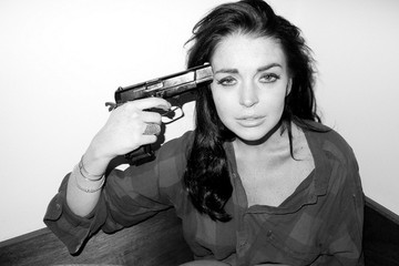 Mellet mutogat, majd szájába veszi a fegyvert Lindsay Lohan