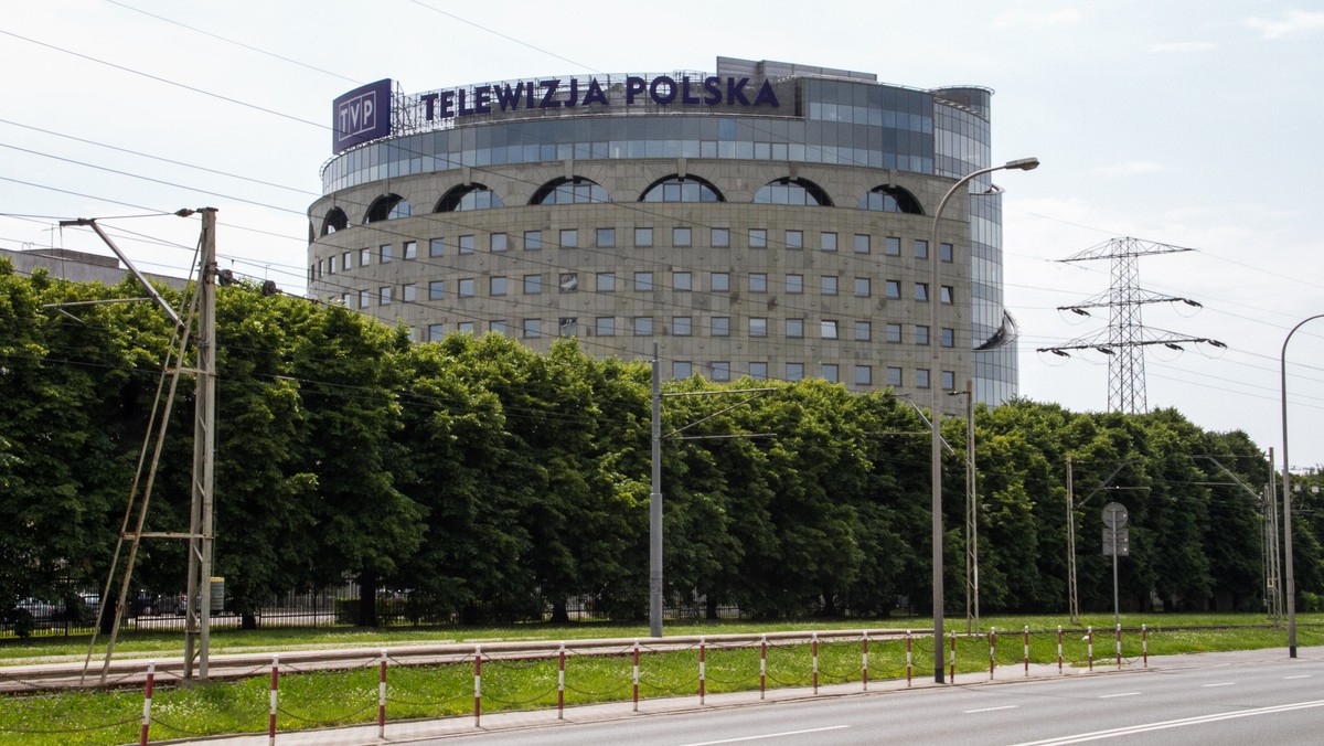 Telewizję Polską czekają kolejne zmiany. Tym razem w ramówce. Od marca w TVP Info zmieni się m.in. godzina emisji "Panoramy dnia", zniknie też wieczorne wydanie "Pulsu dnia". W zamian pojawi się na antenie publicystyczno-satyryczny program "Extra Świat". Ma on być konkurencją dla emitowanego w TVN24 "Szkła kontaktowego".