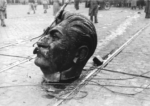 Fragment obalonego pomnika Stalina. Jedno z najbardziej symbolicznych zdjęć powstania węgierskiego roku 1956 (fot. Hofbauer Róbert)