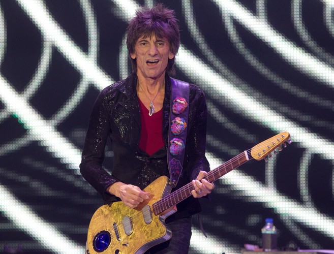 Ronnie Wood podczas koncertu w O2 Arenie