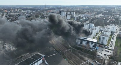 Kłęby dymu było widać z daleka. Groźny pożar bloku w Lublinie