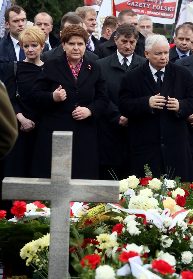 Premier Beata Szydło, prezes PiS Jarosław Kaczyński, posłanka PiS Jolanta Szczypińska, marszałek Sejmu Marek Kuchciński, podczas uroczystości przed pomnikiem ofiar na Cmentarzu Wojskowym na warszawskich Powązkach