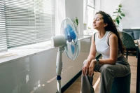 Jak ochłodzić mieszkanie bez klimatyzacji? Ekspert radzi