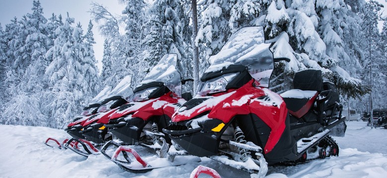 Zakopane. Jechała na skuterze śnieżnym bez kasku, uderzyła w drzewo. Lekarze walczą o jej życie