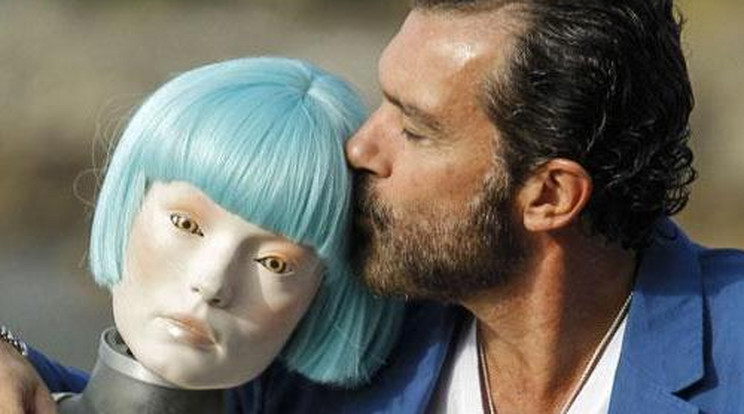 Robotnőt csókolgatott Antonio Banderas