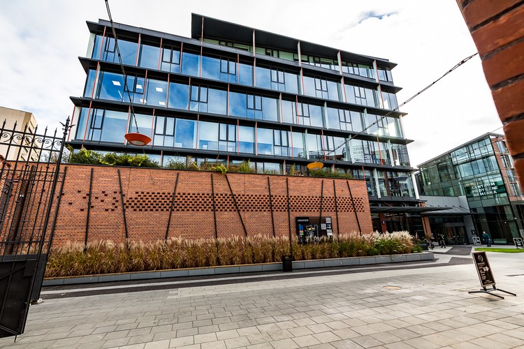 Koneser oferuje łącznie 8 500 mkw. powierzchni przeznaczonej na wydarzenia specjalne. Na ogólnodostępnym placu Konesera, a także w centrach eventowych Laboratorium 2400 (2 400 mkw.) i Butelkownia (2 100 mkw,) oraz w pasażu handlowym są zaplanowane koncerty, targi, wystawy, spektakle, imprezy plenerowe i firmowe oraz inne wydarzenia dla mieszkańców Warszawy, turystów, przedstawicieli biznesu oraz ich gości. <br>
<br>
fot. Maciej Krüger