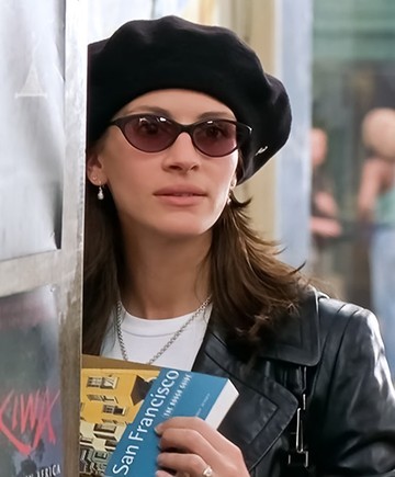  Julia Robert a Notting Hill című filmben viselt napszemüvege a cicaszem-formájú modellek újragondolása, a fazon a kilencvenes évek egyik nagy kedvence volt.