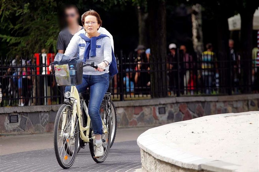 Minister Kopacz na rowerze! I bez papierosa! Brawo!