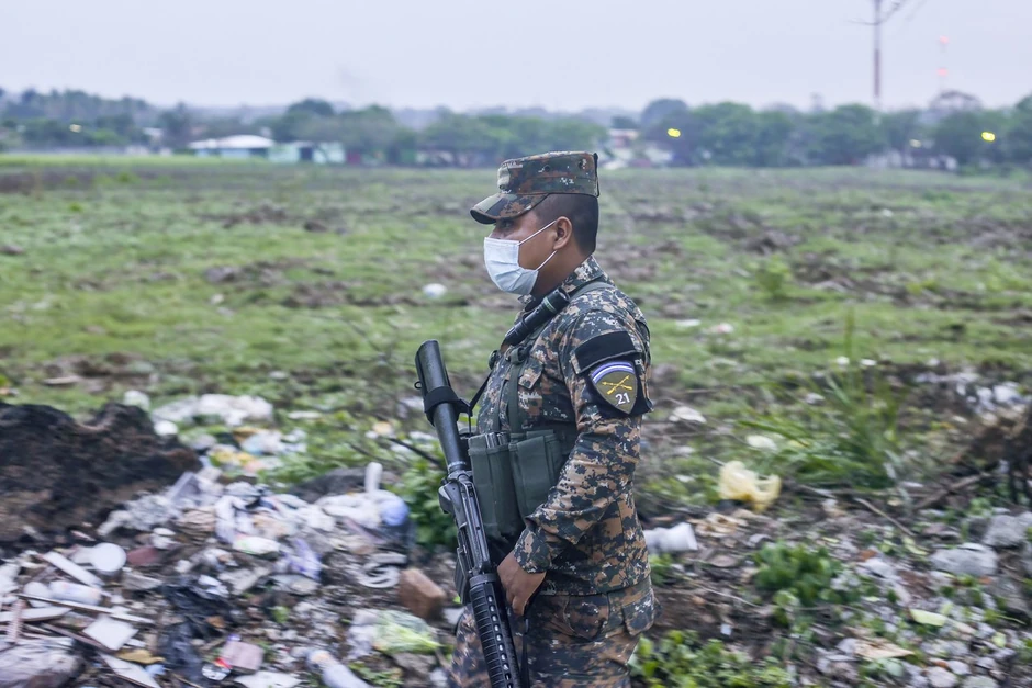 Policija El Salvadora u dvorištu Uga Ernesta Osorija Čaveza u Čalčuapi