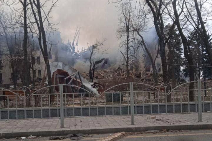 Tak wyglądał Teatr Dramatyczny w Mariupolu po rosyjskim bombardowaniu.