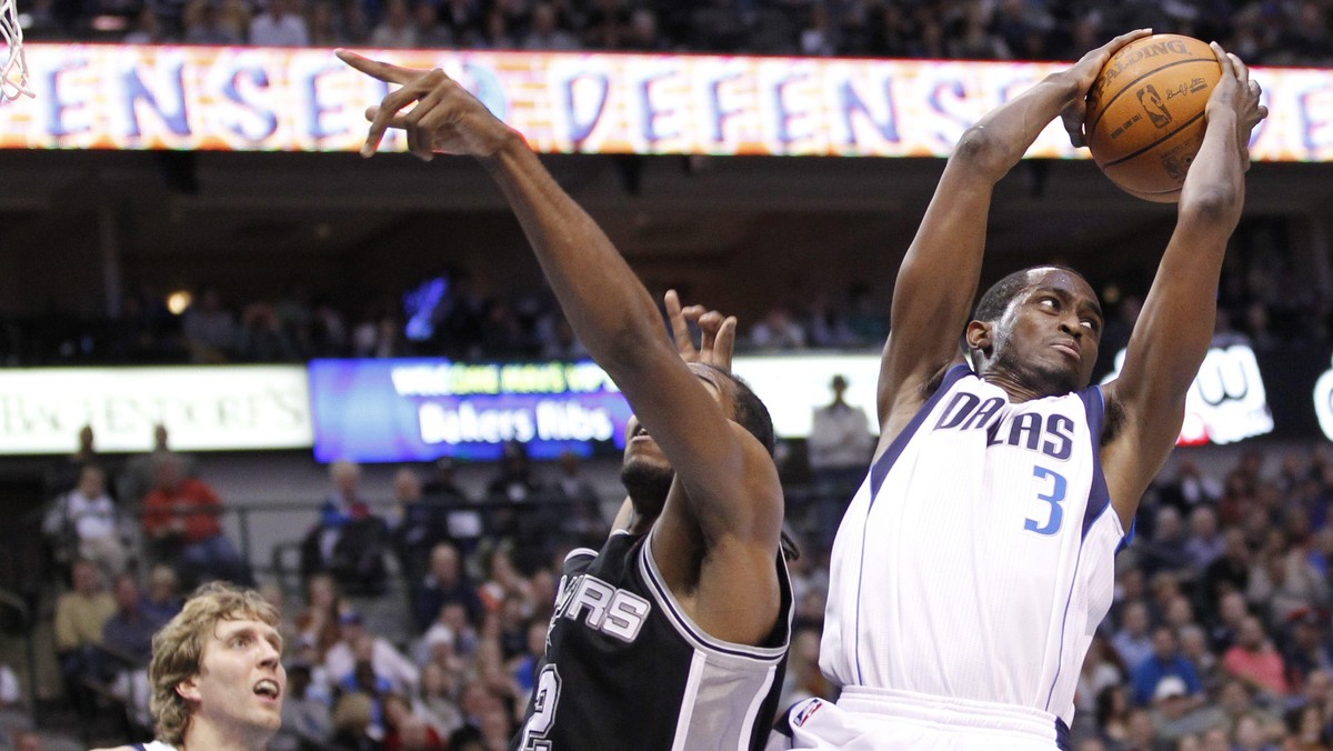 Obrońcy tytułu mistrzowskiego koszykarze Dallas Mavericks odnieśli trzecie z rzędu zwycięstwo w lidze NBA, pokonując u siebie San Antonio Spurs 106:99. To 26. wygrana Teksańczyków w 46 meczach.