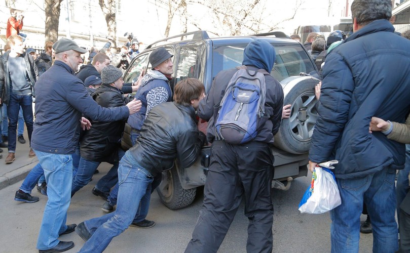 Demonstranci próbują przedrzeć się przez kordon milicji