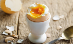 Czy jajka podnoszą poziom cholesterolu? Ile jajek można zjeść w tygodniu? Oto co mówią eksperci [WYJAŚNIAMY]