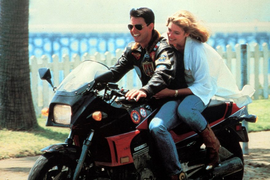 Tom Cruise jako Porucznik Pete "Maverick" Mitchell i Kelly McGillis jako Charlotte "Charlie" Blackwood w filmie "Top Gun"