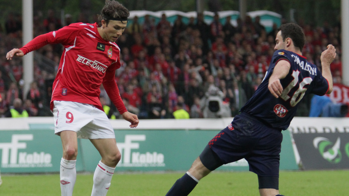 Wisła Kraków walczy z czasem, by zdążyć przygotować swój nowy stadion na pierwszy mecz pucharowy z FK Szawle. Opóźnienia są coraz większe, dlatego klub awaryjnie zgłosił do UEFA także obiekt Hutnika. Znacznie bardziej zadowolone z postępu prac mogą być władze Cracovii.