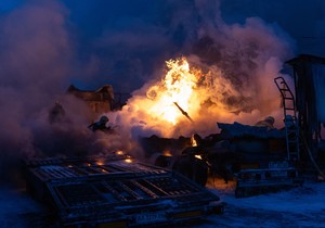 Ukrajinske službe za vanredne situacije gase požar u Kijevu, 24. januar 2026. 