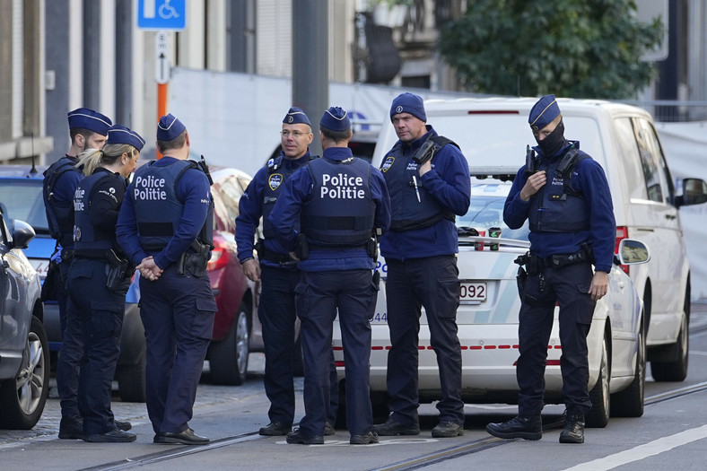 Funkcjonariusze belgijskiej policji w Brukseli patrolują obszar w pobliżu miejsca, w którym zastrzelony został terrorysta odpowiedzialny za morderstwo dwóch obywateli Szwecji, 17 października 2023 r.