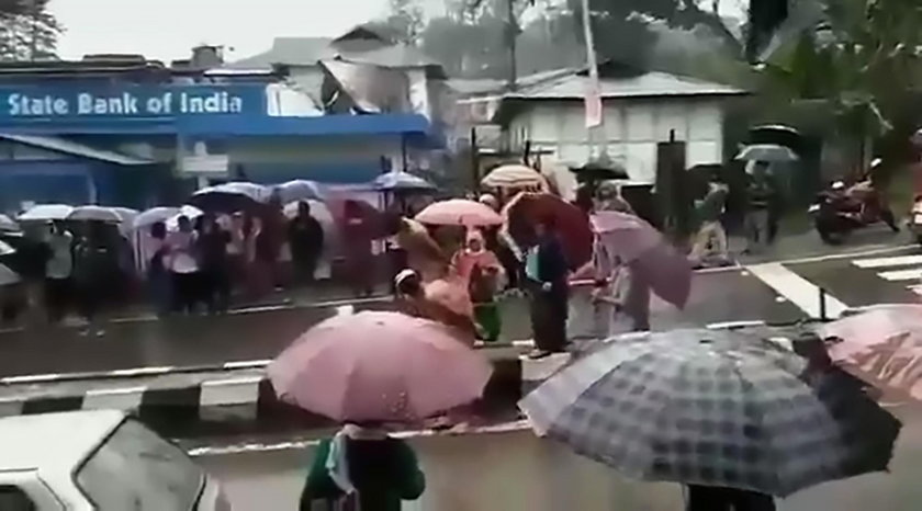Marsz wstydu w Yingkiong, Indie. Gwałciciele nago na ulicy