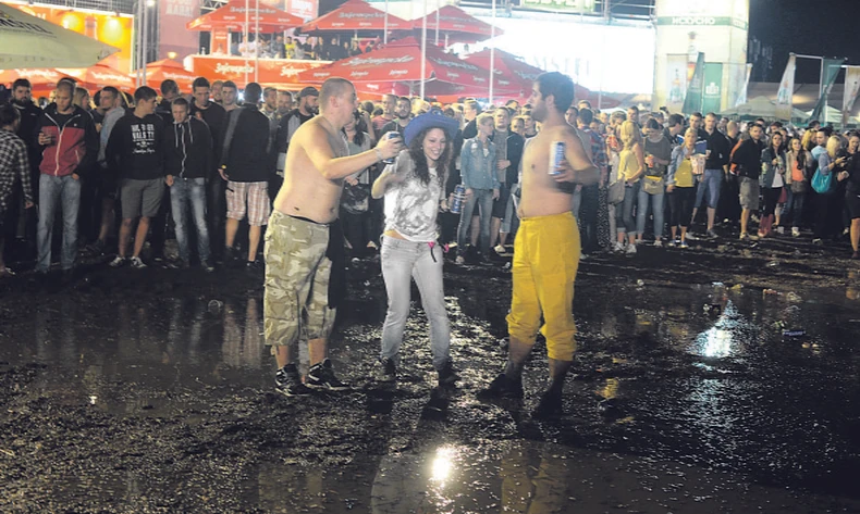 Ni blato ne smeta: Veselo društvo na Bir festu