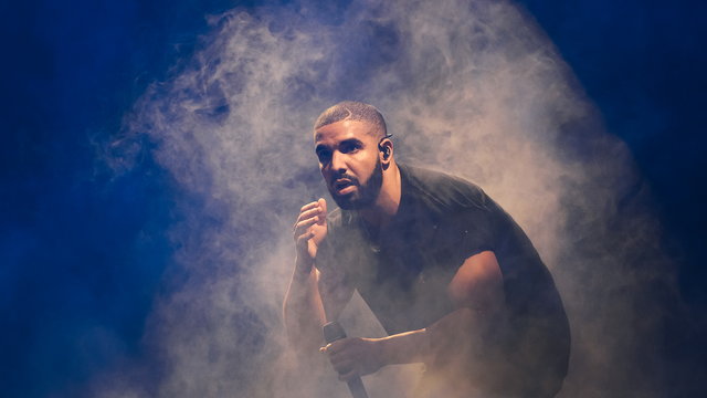 10 millió forintos táskát adott egy rajongójának Drake a koncertjén