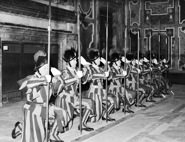 Salut klęczący gwardzistów w Sali Klementyńskiej Pałacu Apostolskiego w Watykanie 1937 r.