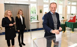 Tusk na wieczorze wyborczym? "Nie gniewajcie się, będę mecz oglądał. Polska gra"