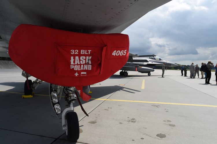 32 Baza Lotnictwa Taktycznego w Teodorach, (gm/cat) PAP/Grzegorz Michałowski