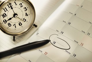 Zmiana wynagrodzenia zasadniczego w trakcie miesiąca to kłopot z należnościami za dodatkową pracę