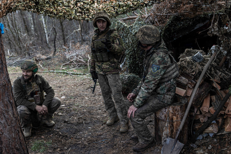 Ukraińscy żołnierze 67. brygady obok schronu na pozycji bojowej na linii frontu, obwód doniecki, 15 listopada 2023 r.