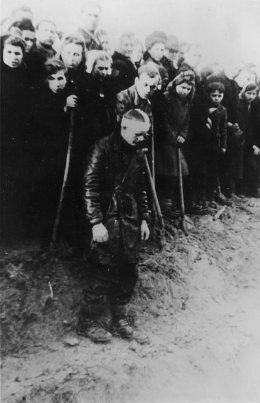 Pogrzeb ofiar zbiorowej egzekucji na Cmentarzu Rakowickim. Na zdj. Jan Hajduga