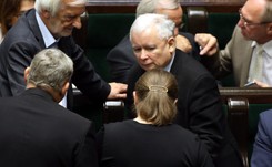 'Fakt': Jarosław Kaczyński nie zgodził się na przewalutowanie kredytów. 'Frankowicze głosują na Petru'