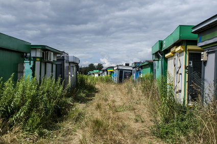 Cmentarzysko kiosków Ruchu. Zaskakujące miejsce w centralnej Polsce [ZDJĘCIA]