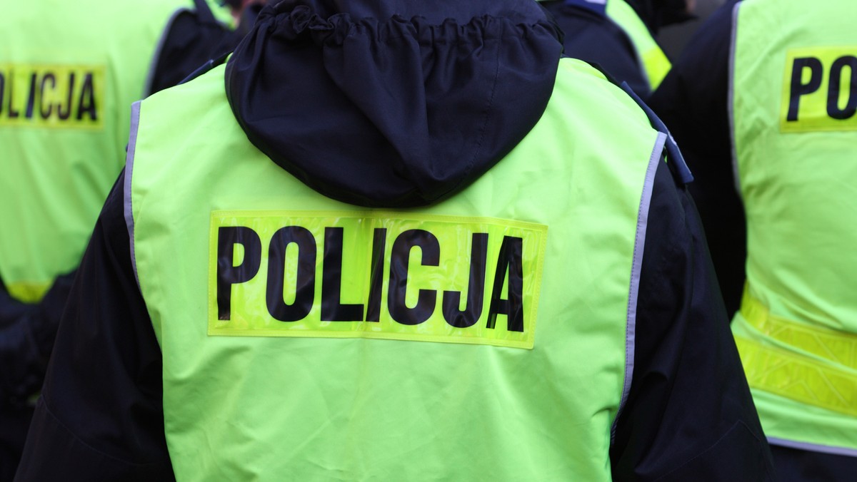 Zatrzymany przez policję w związku ze śmiercią dwóch kobiet 45-letni mężczyzna usłyszał zarzut zabójstwa. Ciała 15-latki i 23-latki znaleziono w nocy z czwartku na piątek w jeziorze w powiecie mogileńskim. Wcześniej w tej sprawie zarzut zabójstwa usłyszało dwóch mężczyzn.