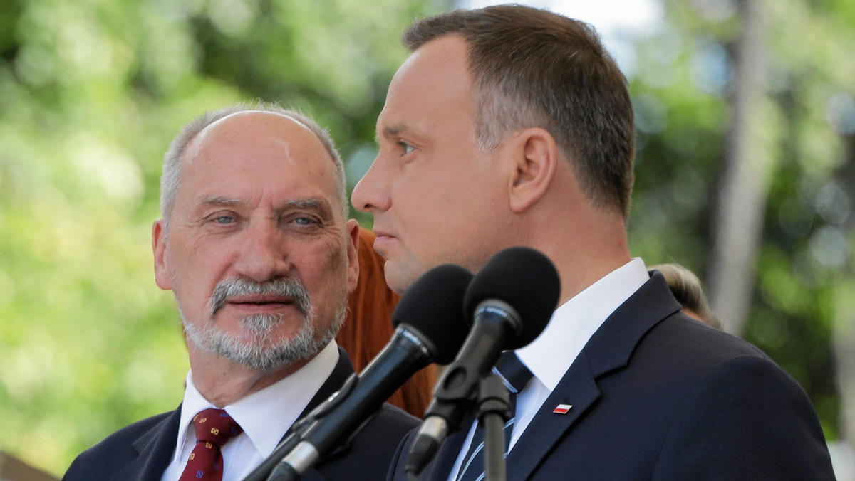 Szef MON Antoni Macierewicz powiedział, że ponad rok temu zwracał uwagę m.in. prezydentowi Andrzejowi Dudzie na "pewne nieprawidłowości" w Biurze Bezpieczeństwa Narodowego. Dodał, że szef BBN Paweł Soloch nie zwrócił się ani do MON, ani do SKW ws. "weryfikacji członków BBN".